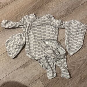 Kith Infant Apparel Set in Gray and White